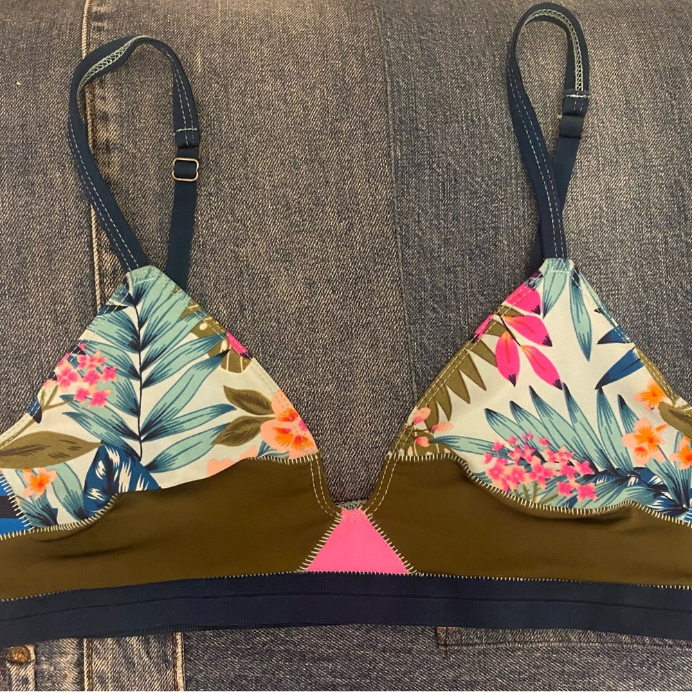 Xirena Bra Size Medium. Floral and Stripes.
